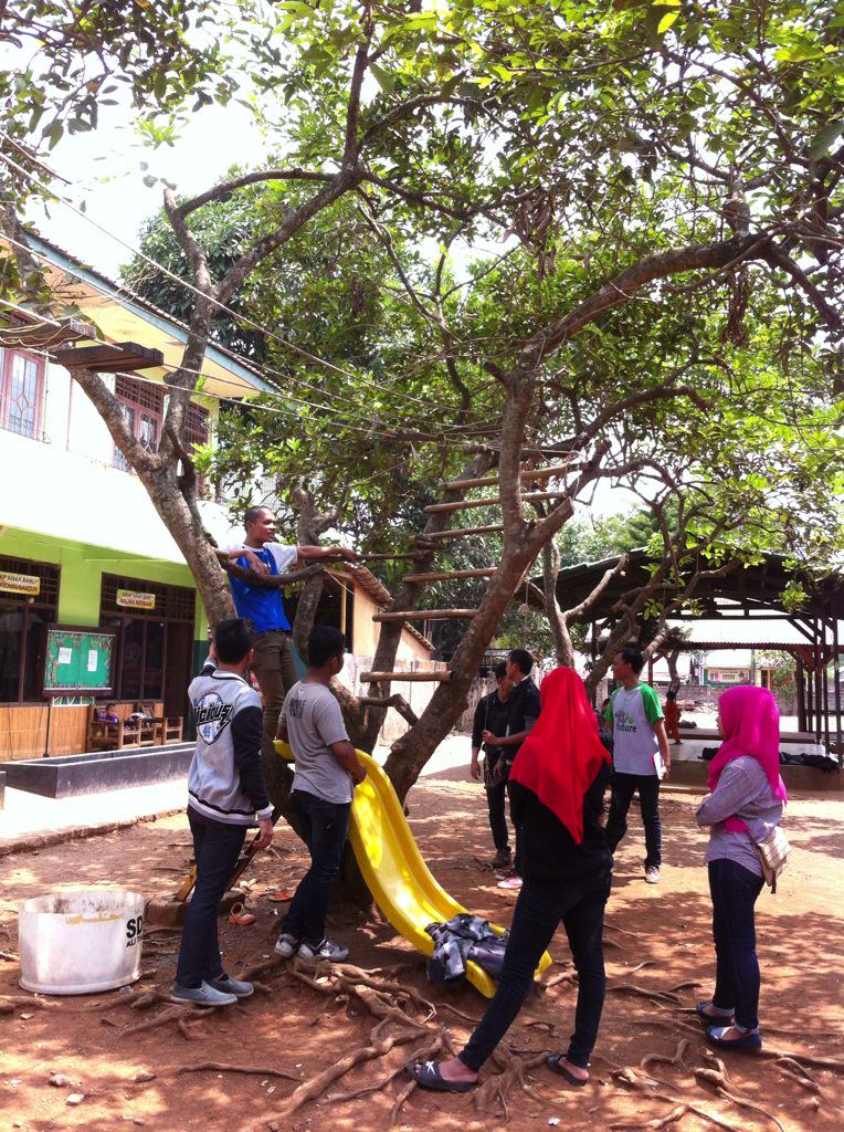 commetrider's tweet photo. Prepare rumah pohon di SDIT Al Thaibah setu @karelika74 @ThomazAjie @lesmana33222235 http://t.co/IRDXr00LTZ