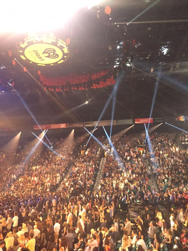 garnierUSA's tweet photo. The #iheartradio crowd looking beautiful!! #garniermusic http://t.co/UbuVU6lTpS