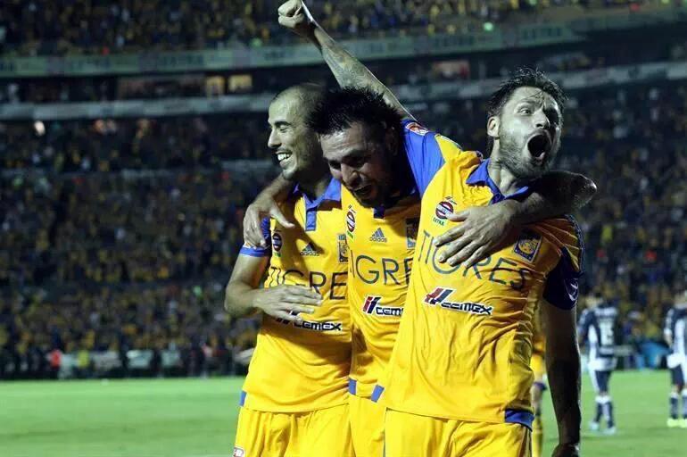 rafaelsobis's tweet photo. Linda noche y lindo triunfo! #estoestigres http://t.co/m4YXkqIMup
