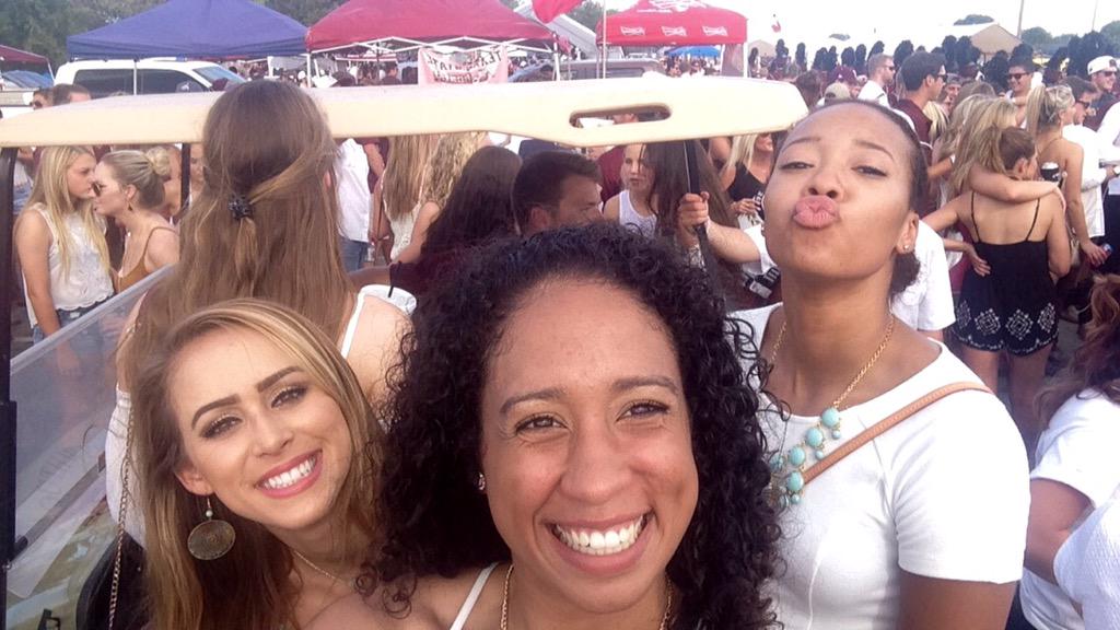 sarynbearyn's tweet photo. #TXSTWHITEOUT game βͺοΈπΎπ http://t.co/1g8KLViVWd