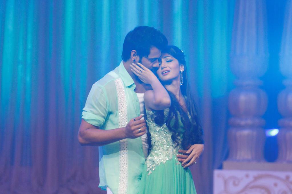 Abhi and Praya's romantic act