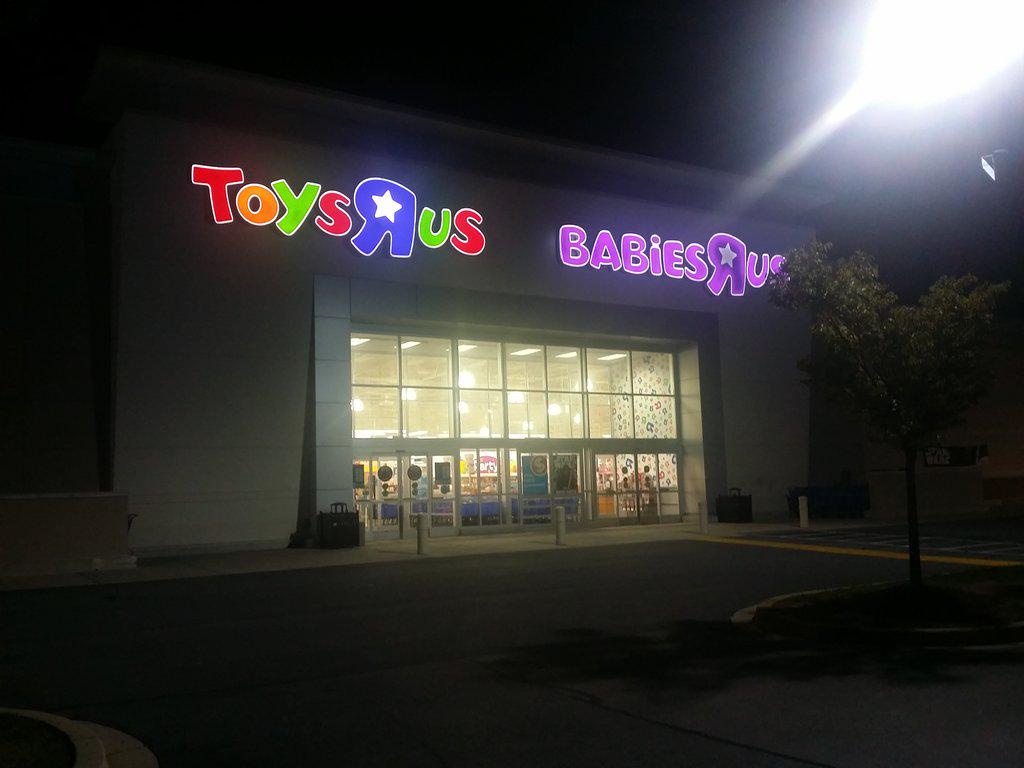 skylanderbuff's tweet image. 10 min till. Nobody here.