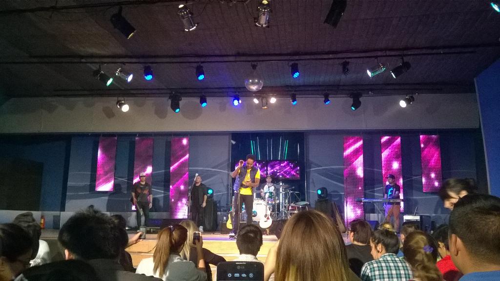RevKevinDri's tweet photo. Tenemos un Proposito! Cuanta felicidad hoy, tremendo Mensaje y Ministracion de Thalles! #Congreso2015 #Poder2015 http://t.co/GrRg1R1zWE