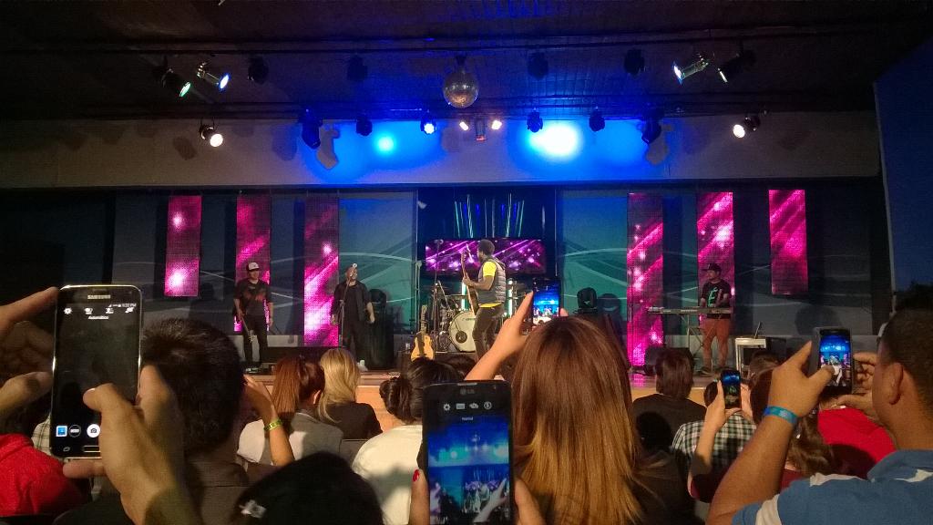 RevKevinDri's tweet photo. Tenemos un Proposito! Cuanta felicidad hoy, tremendo Mensaje y Ministracion de Thalles! #Congreso2015 #Poder2015 http://t.co/GrRg1R1zWE
