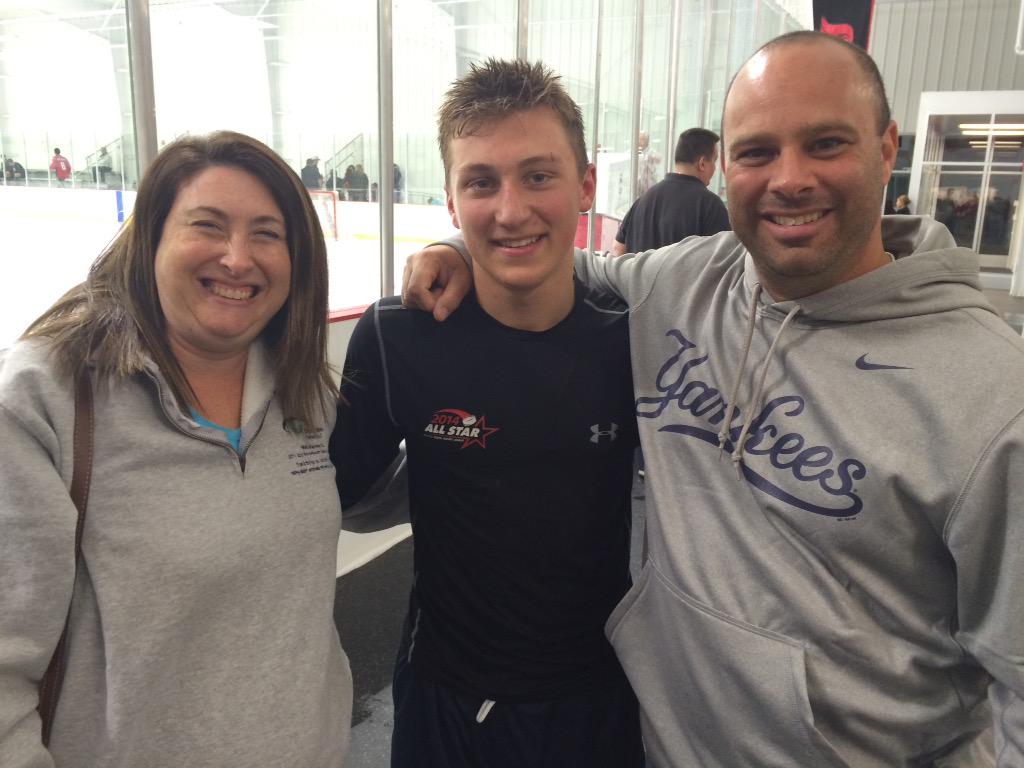 aamatetti102's tweet photo. Big win tonight by @YaleMidgetHky. Great first Yale goal by @mamatetti4 #BowWow #roadtonationals #paybackwin http://t.co/lfOl4Xx159