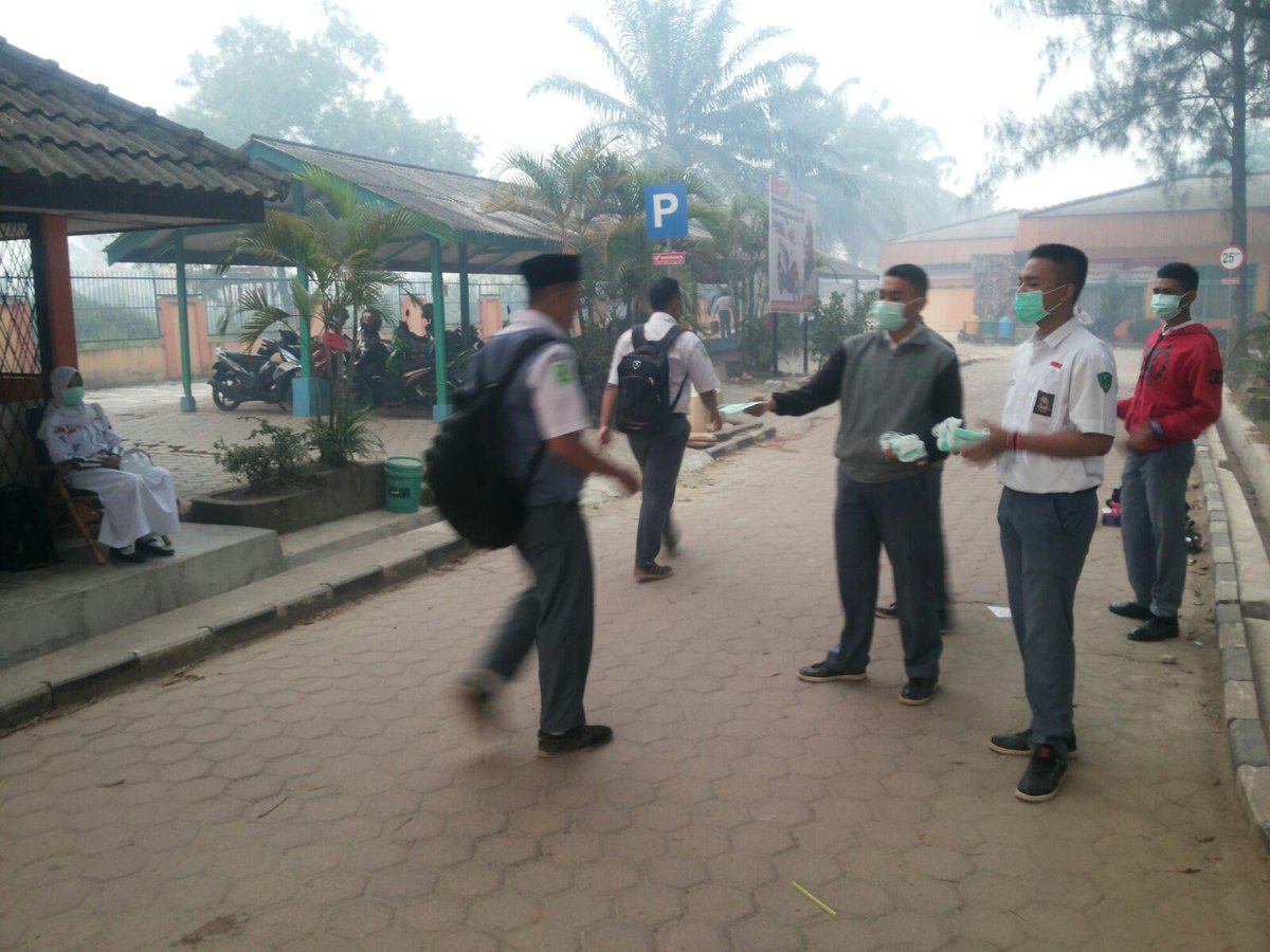 radenm_yusuf's tweet photo. @Cakepers Pembagian masker bukti kepedulian pemuda terhadap Bangsa 
# AksiPeduliPolusiAsapRohisSMAN13PlgbersamaGPS http://t.co/nsvbMkIhSp