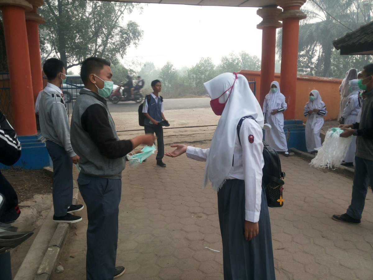 radenm_yusuf's tweet photo. @Cakepers Pembagian masker bukti kepedulian pemuda terhadap Bangsa 
# AksiPeduliPolusiAsapRohisSMAN13PlgbersamaGPS http://t.co/nsvbMkIhSp