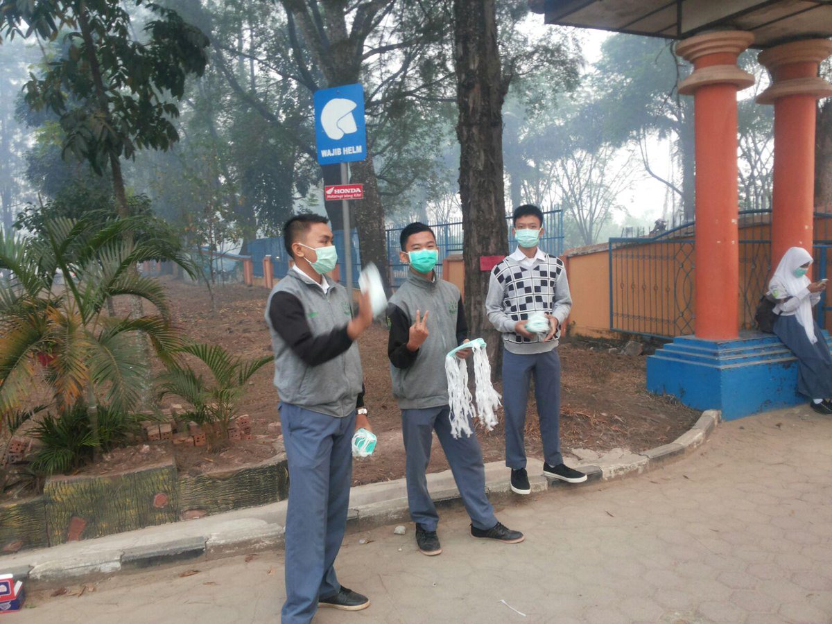 radenm_yusuf's tweet photo. @Cakepers Pembagian masker bukti kepedulian pemuda terhadap Bangsa 
# AksiPeduliPolusiAsapRohisSMAN13PlgbersamaGPS http://t.co/nsvbMkIhSp