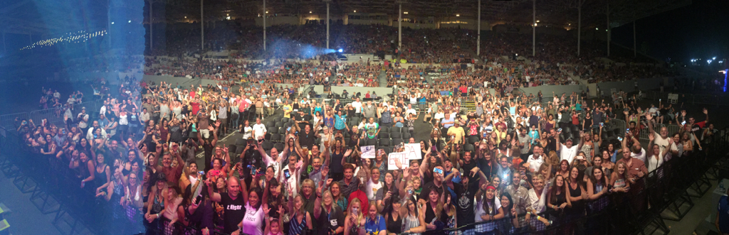 train's tweet photo. What an incredible crowd in Pomona, CA at the @lacountyfair ! Wow thank you all so much ❤️🙏🏻 http://t.co/jDS1Xu6S2t