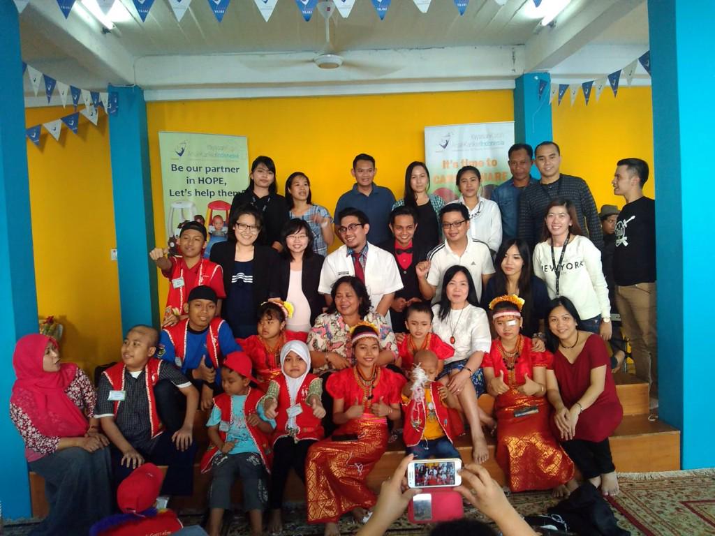 Emergencymagic's tweet photo. Mengunjungi YKAKI bersama Sushitei Indonesia,karena pikiran dan jiwa yang sehat yang mengalahkan penyakit terbesar http://t.co/ZgkVs1e02q