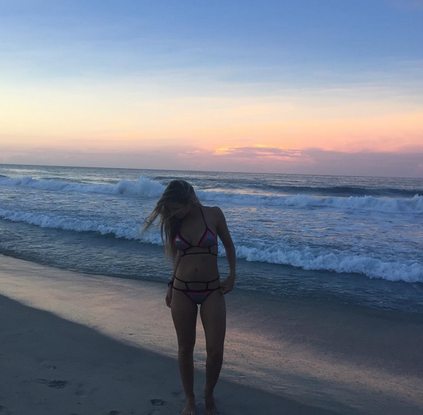 VidaMovilVzla's tweet photo. Esposa de Asier publicó sensuales fotografías en bikini #VidaMóvilFarándula #AuriCastillo #Asier #Fotos #Bikini http://t.co/qFGcFofSgc