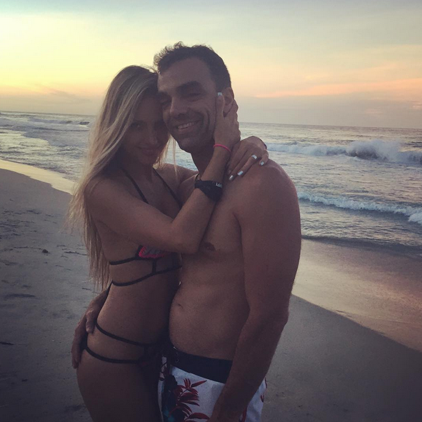 VidaMovilVzla's tweet photo. Esposa de Asier publicó sensuales fotografías en bikini #VidaMóvilFarándula #AuriCastillo #Asier #Fotos #Bikini http://t.co/qFGcFofSgc