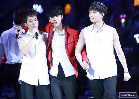 Letoutthewolf's tweet photo. exactly one year ago, it was Luhan's last concert. the members knew and kept clinging to him 😢 #WeMissYouLuhan http://t.co/jtcu9omxp9