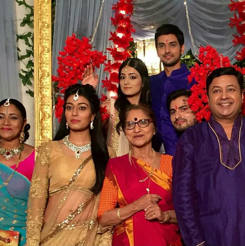 pjrguy's tweet photo. #PoseForCamera #OffScreen #OnTheSet of #MeriAashiqui @radhikamadan01 @ColorsTV @shaktiarora @fc_radhika http://t.co/Dv6sWfKSNA