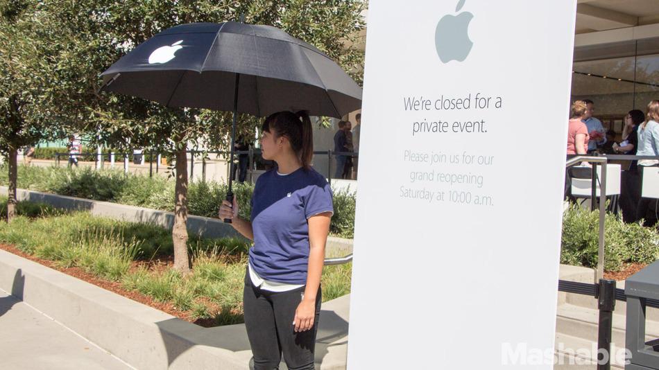 mashable's tweet image. Inside Apple's redesigned campus store in Cupertino: on.mash.to/1LpwKvy