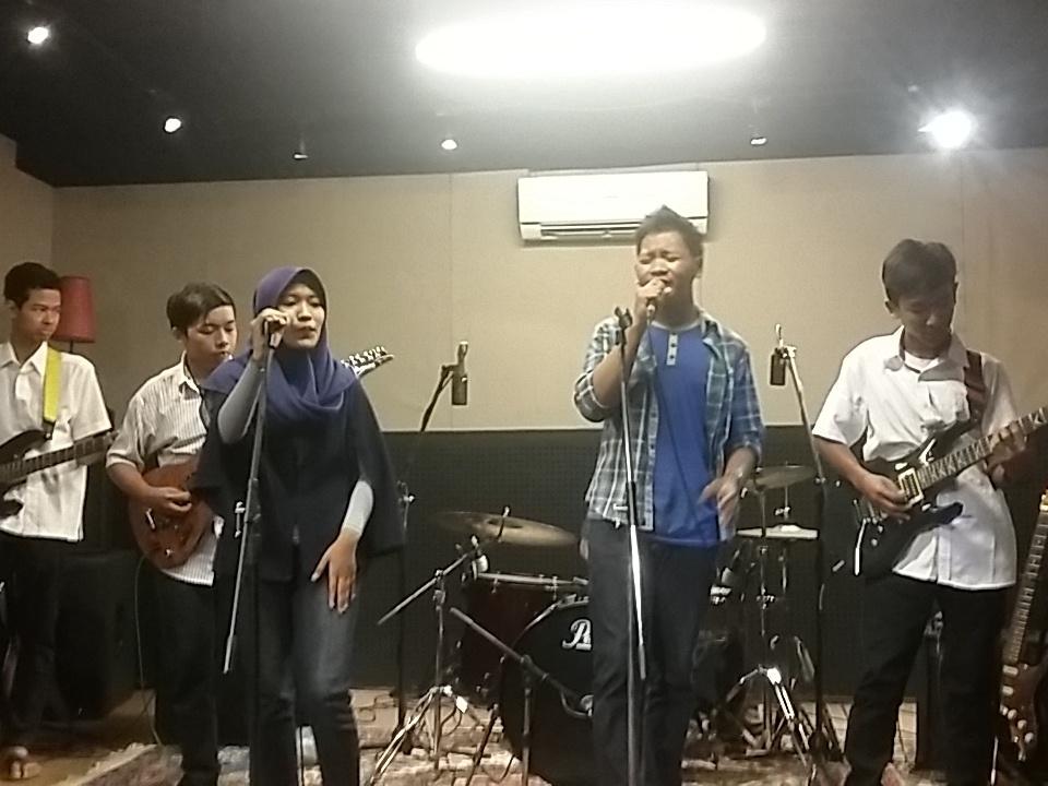 musixoul's tweet photo. Lagu kedua dari Five Tones membawakan lagu "I'm Yours" #Smantion2015 http://t.co/WpzU3U6O5Q