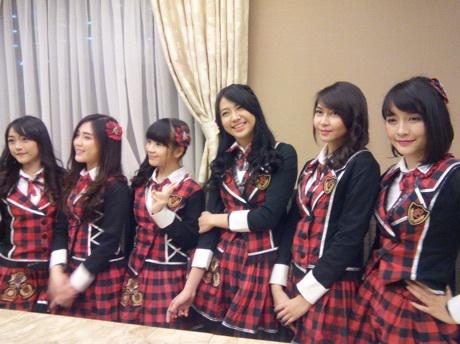 chocofy's tweet photo. Pesan JKT48 Buat Pemotor, Jangan Pakai Sandal Ya http://t.co/bjWfFEASxh http://t.co/uUTaOXzLDr