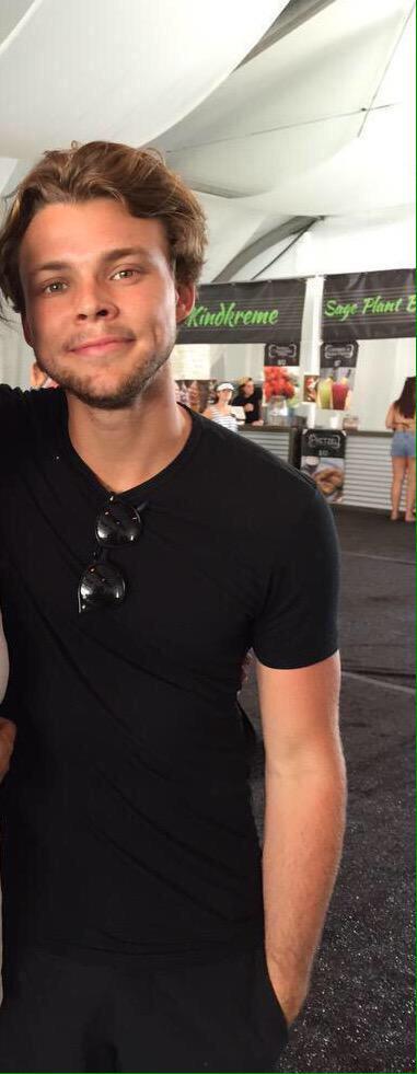 mgcsoIo's tweet photo. things that are more important than luke and arzaylea http://t.co/hLCduKrCXu
