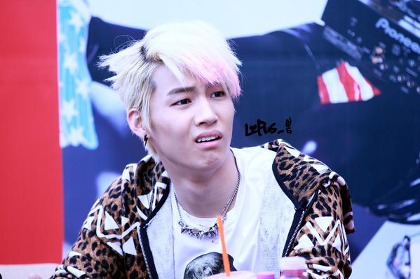 GOT7_JBBrasil's tweet photo. #1000DaysWithJJProject apreciando as careta do JB no fansign jejejeje http://t.co/imaOcjgBeH