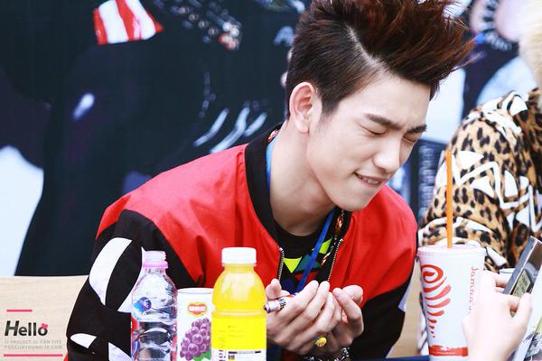 GOT7_JBBrasil's tweet photo. #1000DaysWithJJProject apreciando as careta do JB no fansign jejejeje http://t.co/imaOcjgBeH