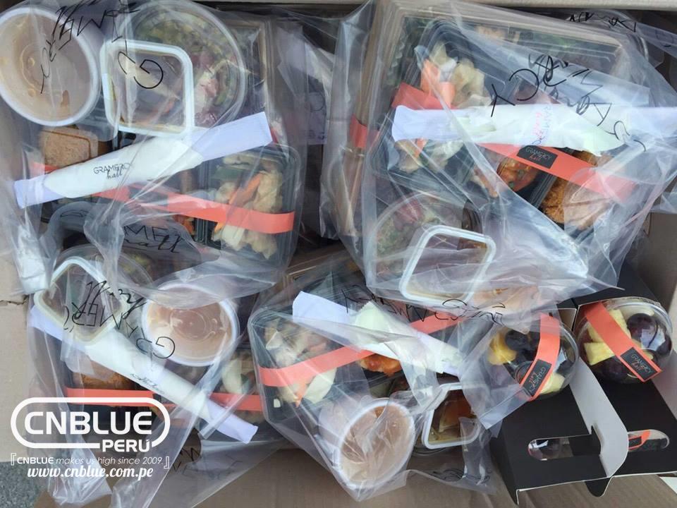 CNBLUEPERU's tweet photo. [❤] 190915 @CNBLUEPERU Food Support for #CNBLUE &amp; Staff at Music Core #CNBLUE_CINDERELLA Pre recording, yesterday :) http://t.co/j6OQNCv4eN