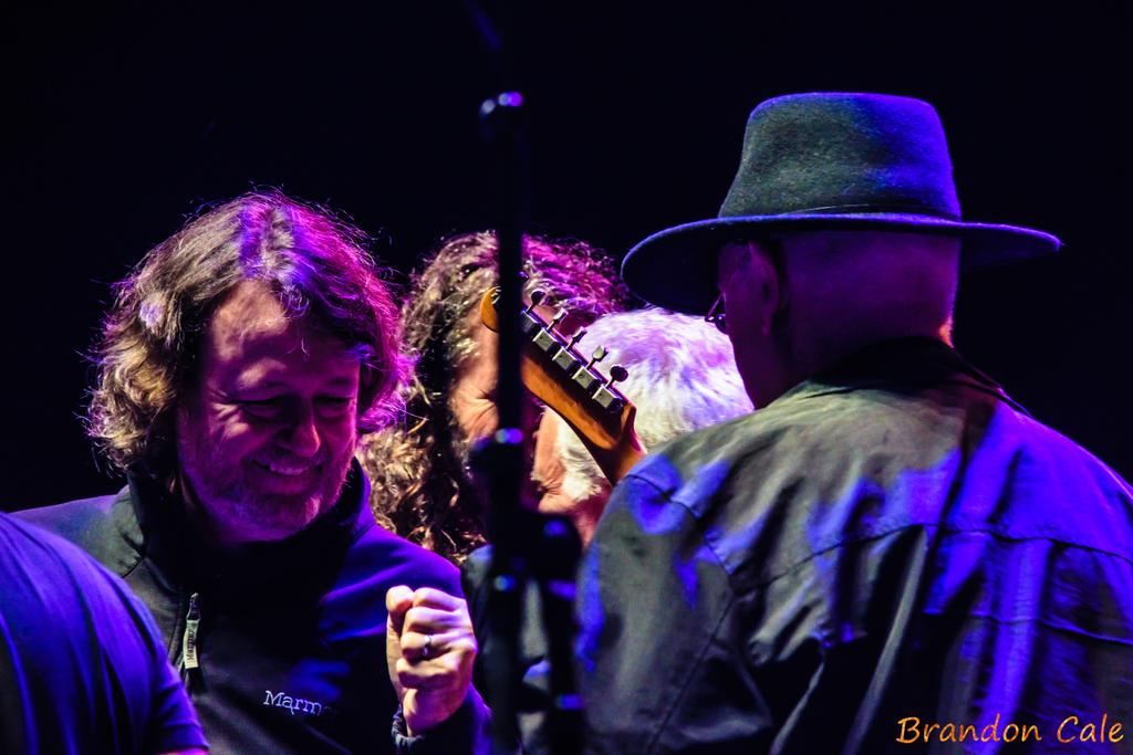 0xspecter_pixel's tweet photo. #JohnBell fist-bumping #DaveMason after #MadDogsAndEnglishmen set #Lockn2015 #PanicTour #ThePopperazzi #SFAQL #WSMFP http://t.co/NN26KJudvD