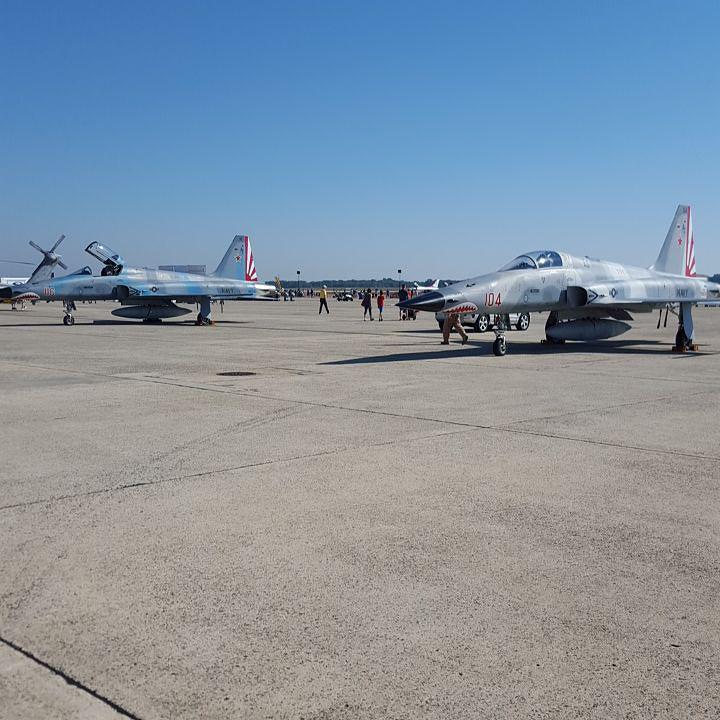 DeltaBravo33's tweet photo. Instagram : by jason.caron - "MiG-28" as seen in #TopGun, aka F-5Ns from the @usnavy's #fighterweaponsschool. #jba2… http://t.co/iyxQxktIsE
