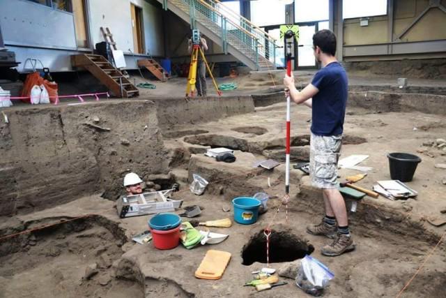 ExeposeFeatures's tweet photo. Exeter &amp; @AugustanaSD produce exciting discoveries at the Mitchell Prehistoric Indian Village http://t.co/X5qRSQs6Kn http://t.co/UHdxlmXukS