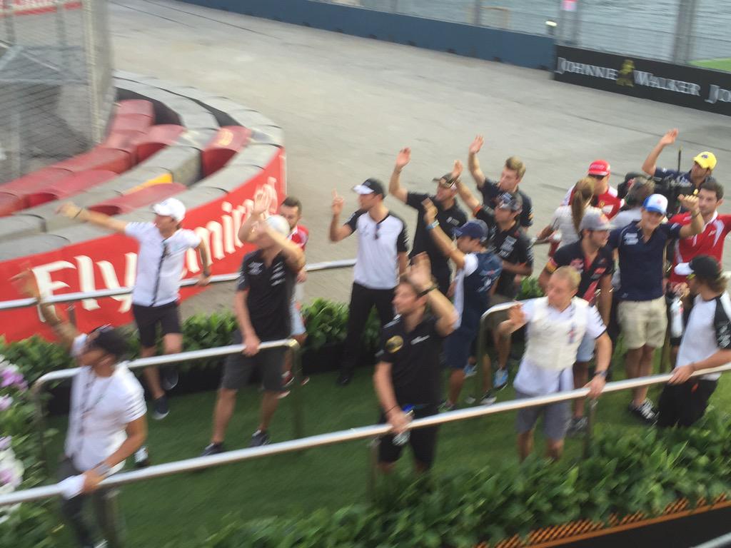 mandajstevens's tweet photo. Drivers parade @F1NightRace @bbcf1 http://t.co/reApLnMSkb
