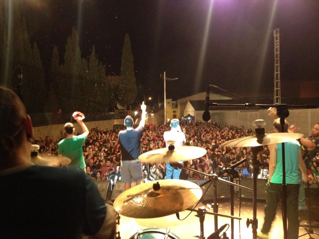 lapegatina's tweet photo. Moltes gràcies a tota la gent que vau venir ahir al @FestiNiu2015!! Encantats de veure a tanta gent cantant a tope!! http://t.co/yI0XhbkhxT