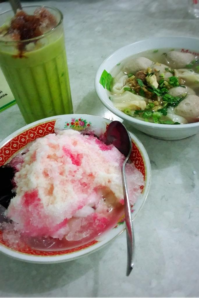 Kuliner_Bandung's tweet photo. Via @elleandrabeauty: Baso kuah linggar jati plus es shanghai Kuahnya gurih asli kaldu. Es shanghainya isi komplit http://t.co/abgk001EUE