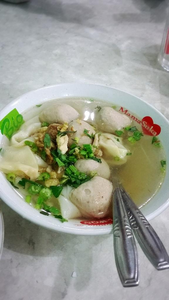 Kuliner_Bandung's tweet photo. Via @elleandrabeauty: Baso kuah linggar jati plus es shanghai Kuahnya gurih asli kaldu. Es shanghainya isi komplit http://t.co/abgk001EUE
