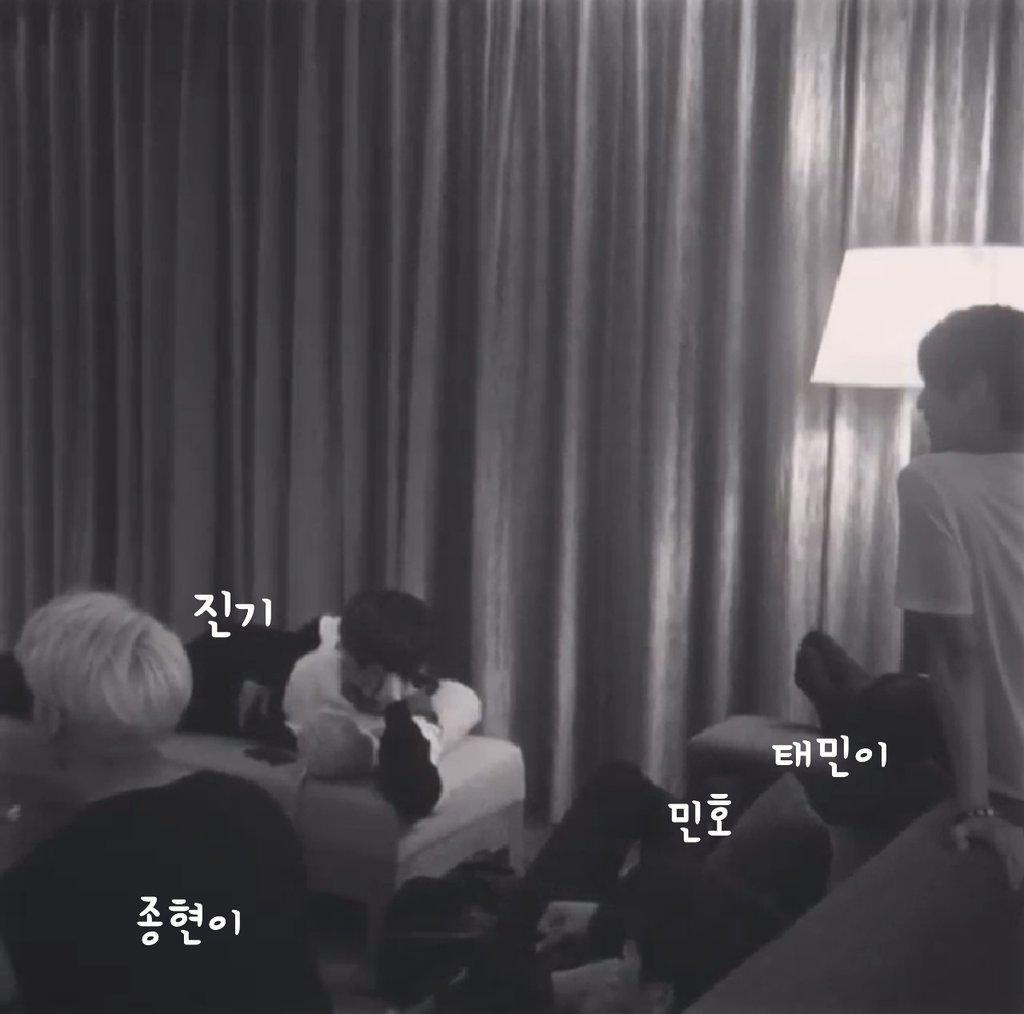 ImApplest's tweet photo. ชายนี่ 5 คนนั่งนอนดูทีวีด้วยกัน น้องคีย์ มือถ่าย เป็นคลิปง่ายๆธรรมดาๆแต่น่ารักมาก ❤️ http://t.co/D6W1IZbBHV
