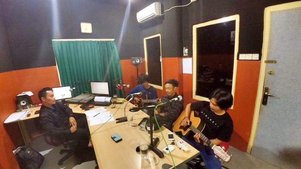 We're on @radioedukasiyk 1251 AM !! Stay tune guys!!