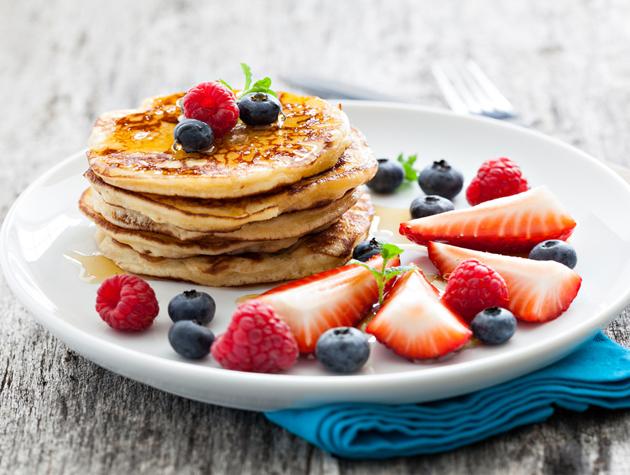 Een lekker maar gezond ontbijtje! Kom nu je bed uit en maak die bananenpannenkoekjes! - hautemagazine.nl/lazy-sunday-on…