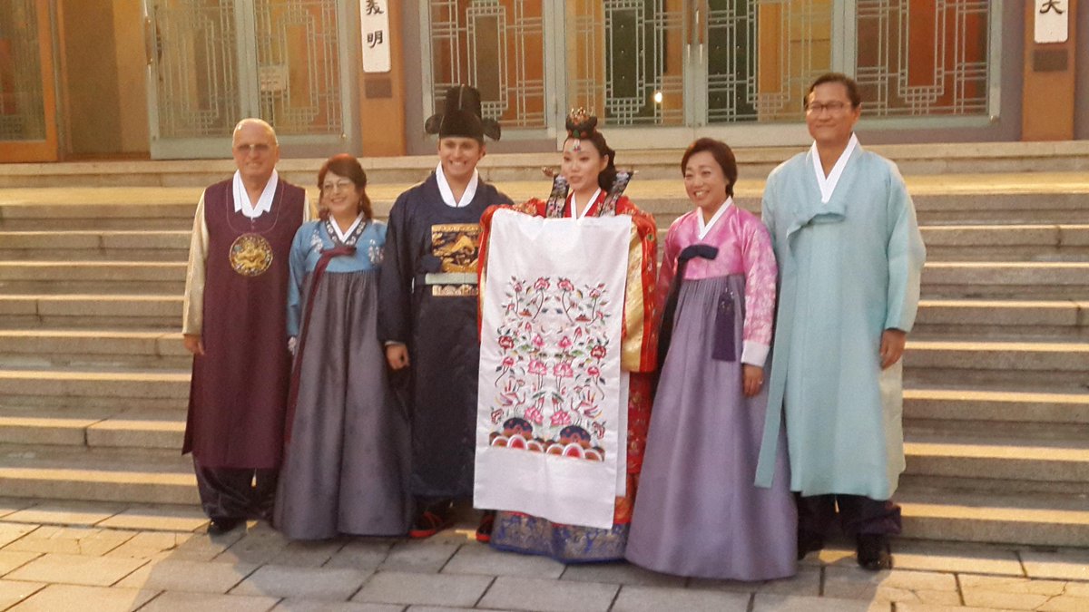 kamadforge's tweet photo. At the beautiful traditional Korean wedding of Sergio and Yunji. http://t.co/NcVbEwzTeY
