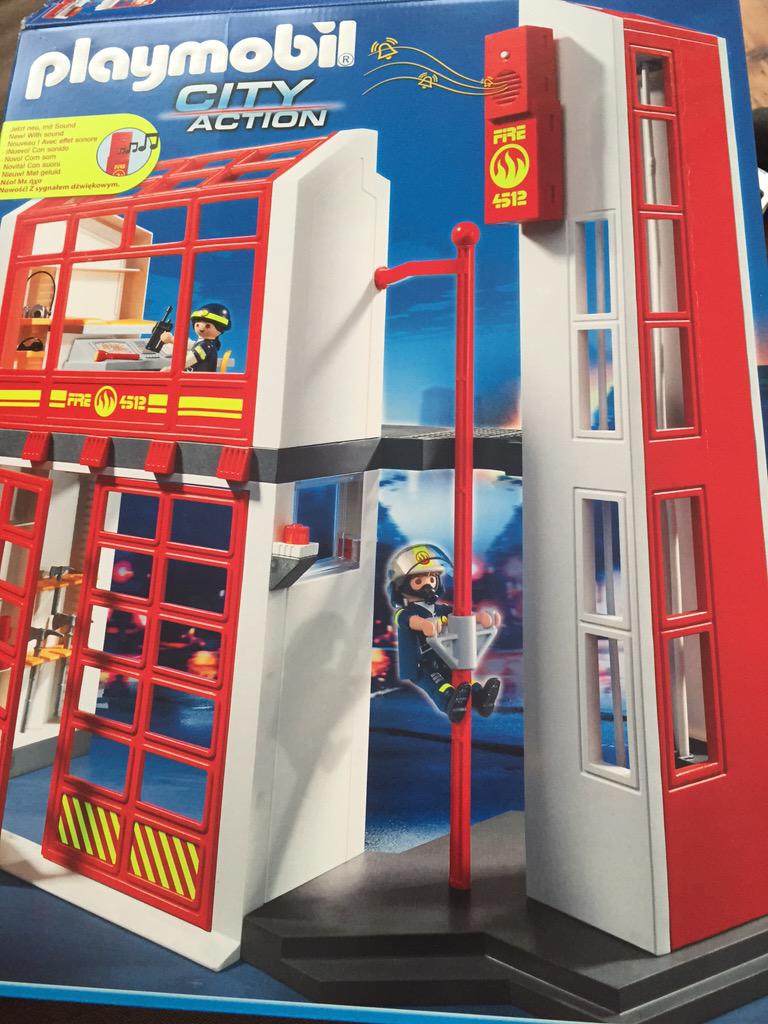 Gloudevrouw's tweet image. Voor iedereen die klaagt over Ikea kasten: amateurs! Probeer eens een #Playmobil brandweerkazerne. #itcannotbedone