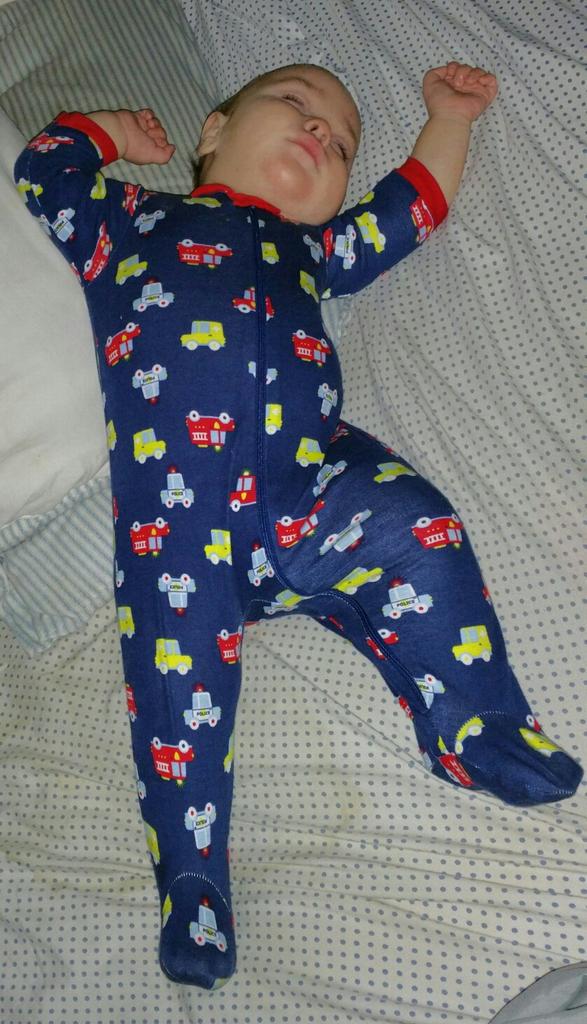 dragon2045's tweet photo. Liam out cold in Mom's &amp; Dad's bed lol http://t.co/gcFefvUEOq