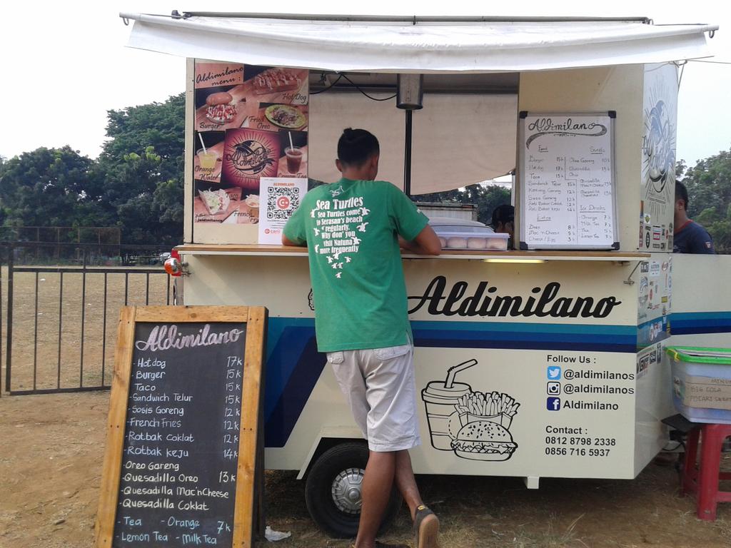 Di <a href="/BOOMfestbogor/">BOOMfestBogor</a> juga ada foodtrucknya loh. Salah satunya ada <a href="/aldimilanos/">aldimilano</a>. Disini ada hotdog,burger,taco dll. :D