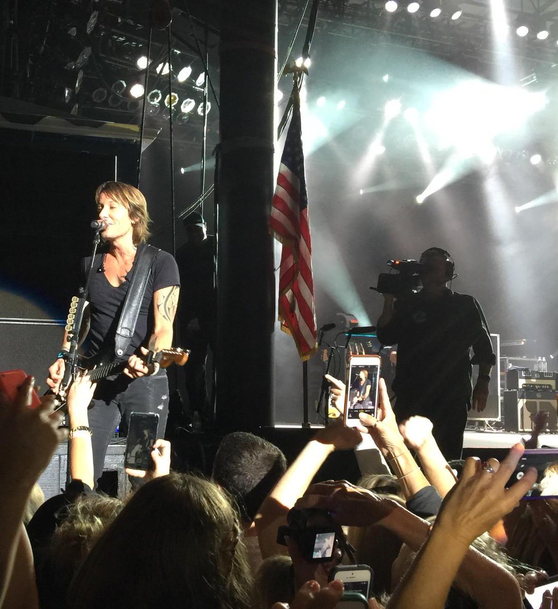 AmberRCarter's tweet photo. Keith Urban from every photo angle #RaiseEmUp2015 http://t.co/EXYvCY6gla