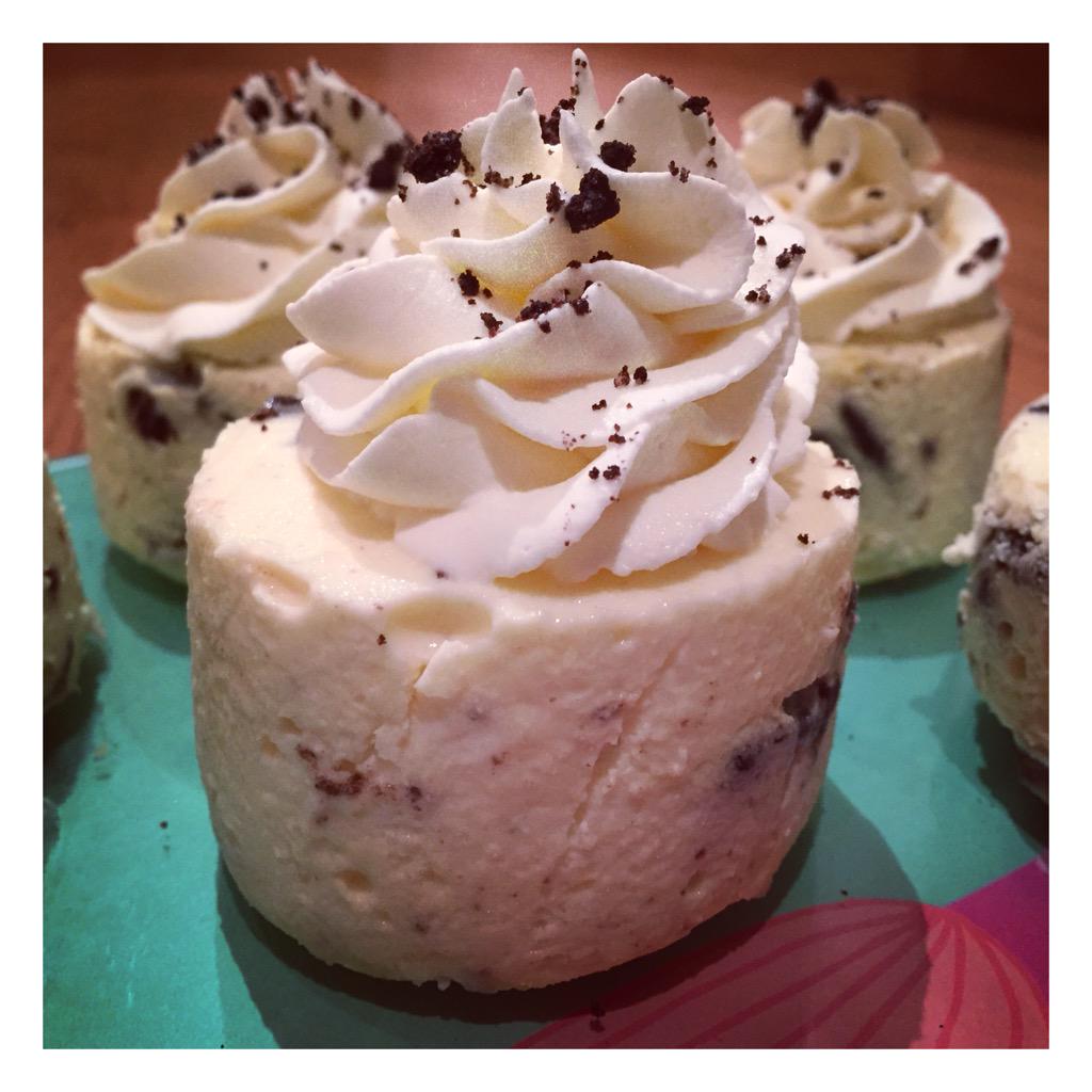 PBisous's tweet photo. No he podido resistirme a este Mini cheessecake de oreo&amp;nata #Desayunodedomingo #placerenversiónmini http://t.co/0Ms7zwAOSx