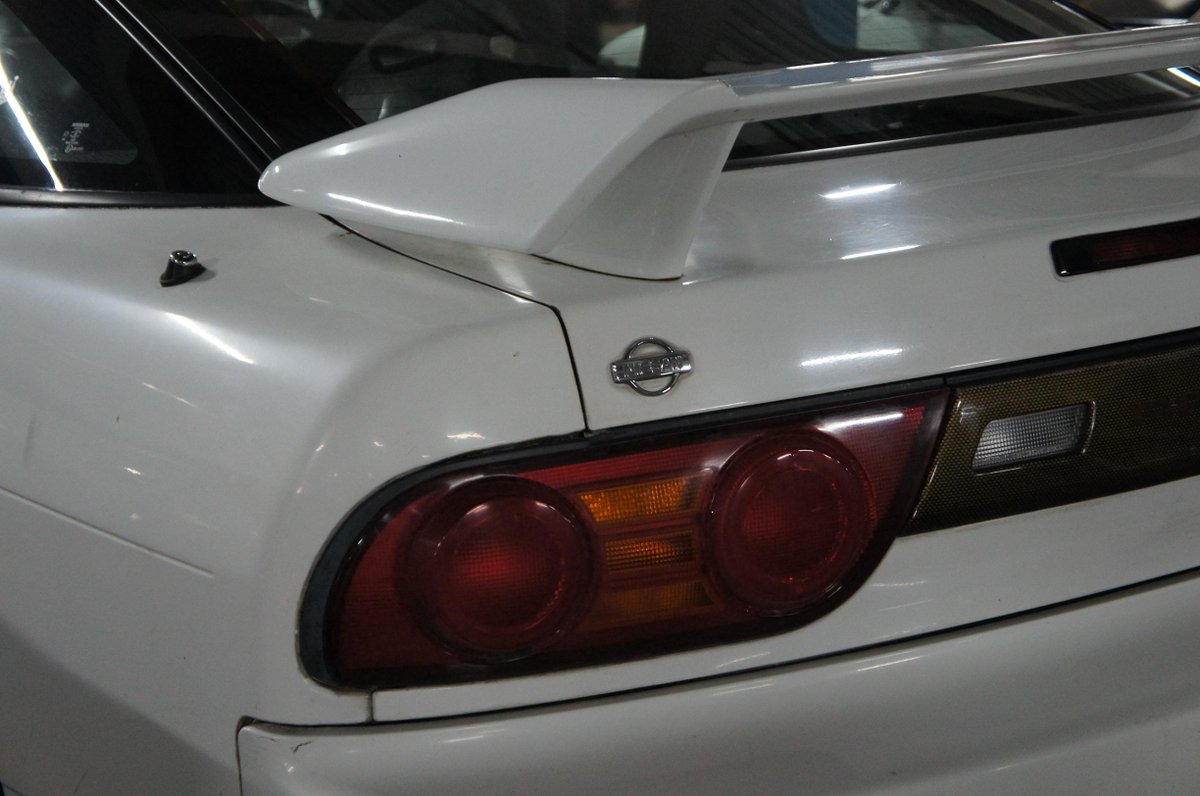 後期180SXの、センターじゃなく端っこについてる日産エンブレムがいい 