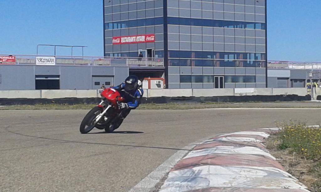 InfoKotarr's tweet photo. Comienza el campeonato de motos de Castilla y León en las categorías de clásicas y supermotard en Circuito kotarr. http://t.co/7xDwRAppks