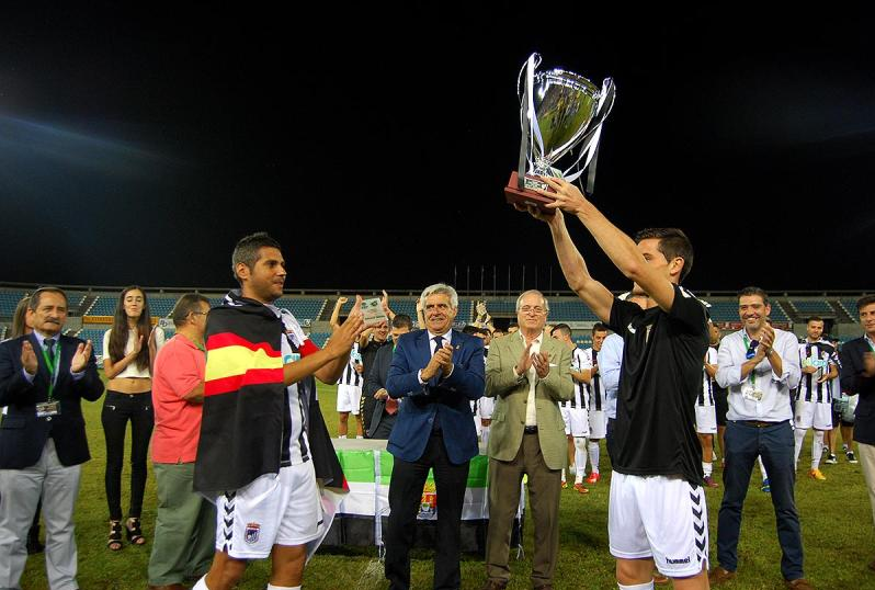 CDBadajozStats's tweet photo. Buenos días blanquinegros. Ayer, día histórico y especial para nuestro @CDBadajoz1905 . ¡Sigamos creciendo! #AúpaCDB http://t.co/lnNnbpD51P