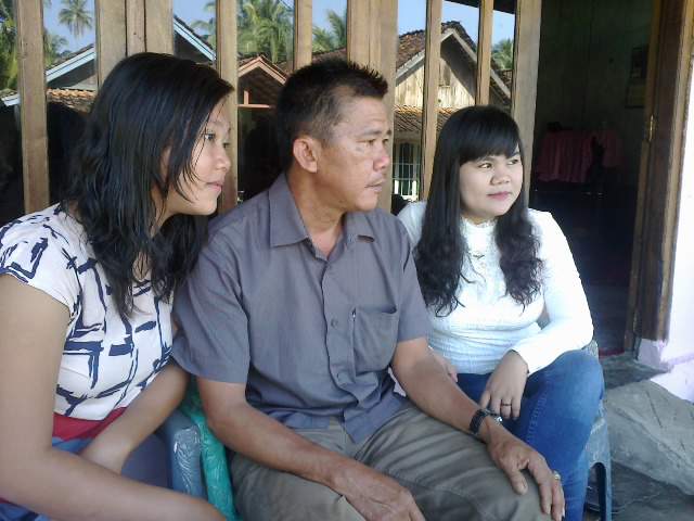 putrialbara's tweet image. My family