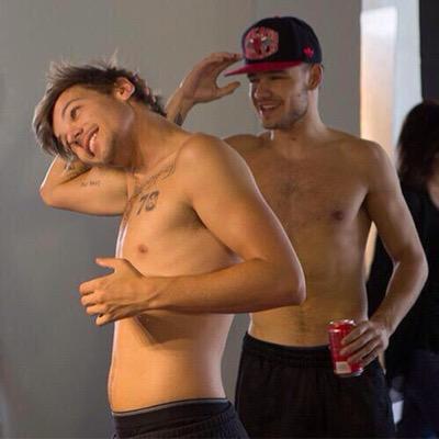 lostinpieces's tweet image. HOW MANY RTS FOR SHIRTLESS LILO? 

#EMABiggestFans1D