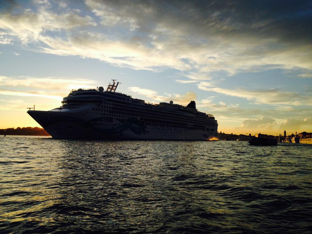 rozscourse's tweet photo. Hideous #NorwegianJade cruise ship photobombed our sunset in venice last night @FreestyleNCL #totaleclipse #rude http://t.co/3CD0i85TP4