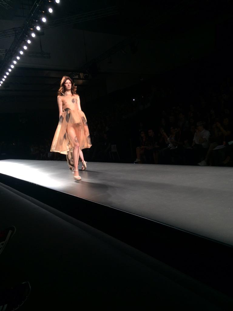 RubenBejarano's tweet photo. Grandes lunares estampados en su interior con flores GRAN TRABAJO de @cbuendiailus para @leandrocanoluqu #moda http://t.co/TKj2ojfEmu