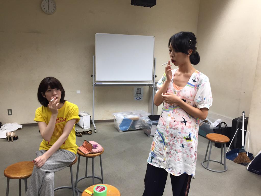 中村猿人 Twitterissa タバコの吸い方持ち方講座ー 女性がタバコ吸ってる姿かっちょいいよね アウトロー感 ちなみに僕は失恋した衝動で 初めて買ったタバコが強すぎて死にそうになってから吸ってません 泣きっ面にホープ 星の女子 門番 10 2 10 4 Http T