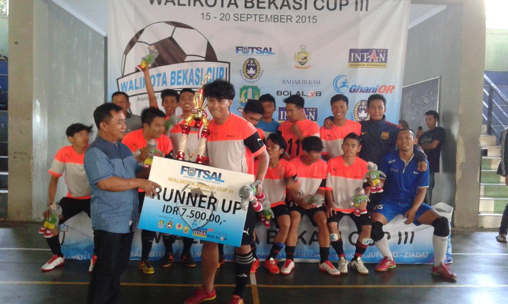 SayanFutsalFam's tweet photo. SELAMAT KEPADA KAMIADA JUARA 2 WALIKOTA BEKASI CUP III #WalikotaBekasiCupIII. http://t.co/GQb6wu6BIy